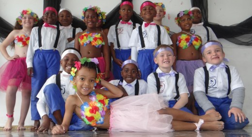 Die graad 1 en 2 inskywings vir die 2015 Vaalweekblad Talentkompetisie is die Waka Waka dans groep van Dixon Akademie