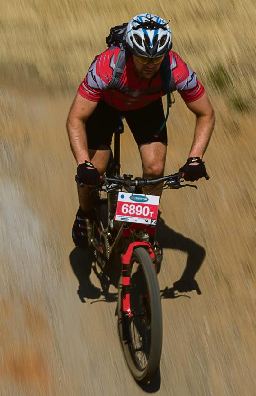 Conrad Havenga durf ’n donga langs die Ecopark in Vanderbijlpark aan tydens die Clotan Steel Bergfietswedren wat Sondag plaasgevind het. Foto: Chanel Enslin