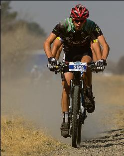Danie van den Berg kom in ’n stofwolk nader. Hy het tweede in die 70km-wedren geëindig. Foto: Renee Storme