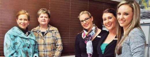 Vir daardie glansgeleentheid, hetsy ‘n matriekafskeid, troue of ‘n verjaardag, bied Modern Skin & Laser Clinic ‘n mediese Mesoglow Facial. Dit bestaan uit ‘n verskeindenheid produkte, waaronder vitamien C, groeihormoon en ‘n verskeidenheid peptiedes wat dadelik ongelooflike resultate bied. Modern Skin & Laser Clinic beveel aan dat die eerste behandeling twee- tot vier weke voor jou belangrike dag gedoen word en die tweede behandeling in die week voor die geleentheid. Vir ‘n glansende pumped-up-skin, kos die eerste behandeling R780 en die tweede R480. Dr. Suzanné van den Berg, Tania Smith en Zelda Engelbrecht is reeds volstoom aan die gang met velbehandelings van Modern Skin & Laser Clinic. Kom besoek hierdie kliniek by hul nuwe perseel by Zhorta Troyanda in Chopinstraat in Vanderbijlpark. Laat dr. Van den Berg en haar baie bekwame span jou onder hande neem. Vir meer inligting kontak (016) 981 3111/2/3 of 071 549 8440.