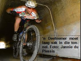 ’n Deelnemer moet laag sak in die tonnel. Foto: Jannie du Plessis