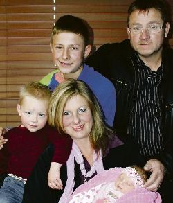 Na 13 swangerskappe en tien miskrame is die Nienaber-gesin van Rosashof nou volledig. Voor sit ma Kotie met klein Marizelle en agter is ‘n trotse pa Kobus, eersteling Melchuordon (13) en kleinboet Marcelldon (3). Foto: Elsje Vermeulen