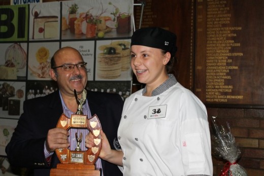 Anrica Ward van hoërskool Dr. Malan is as die beste sjef vir die dag aangewys. Sy het 'n beurs ter waarde van R21 000 by Qualitas Career Collgege losgeslaan. Saam met haar is Marios Papavarnavas, eienaar van Pick n Pay Meyerton. Foto: Carla du Plessis
