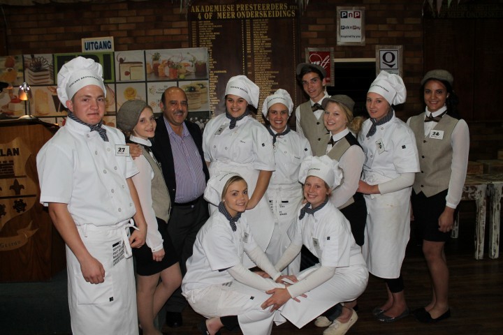 arios Papavarnavas saam met die talentvolle sjefs van Hoërskool Overvaal wat 2015 se Meyerton Pick n Pay se Inter-schools and Chef Apprentice-kompetisie gewen het. Foto: Carla du Plessis