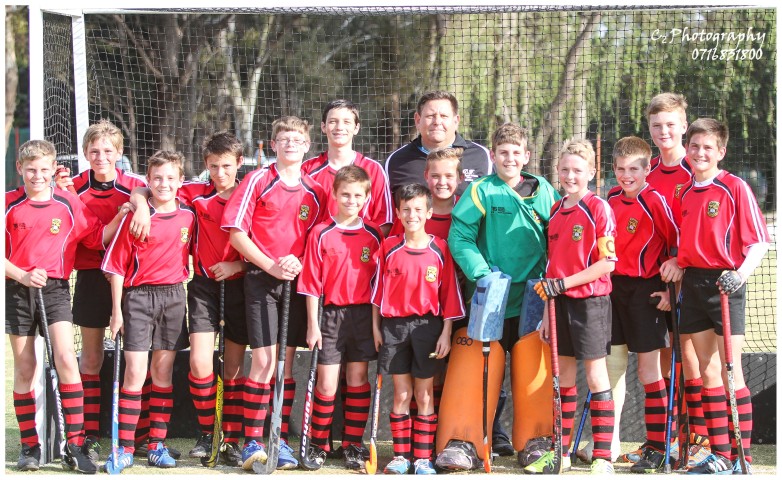 Die eerste hokkiespanne van die Laerskool DF Malherbe het onlangs D8 by die “Best of the Best”-kampioenskap verteenwoordig. Dit volg nadat die span as die ligawenner aangewys is en die dogterspan die liga met die Laerskool Kollegepark gedeel het. Die twee spanne het hulle deeglik van hul taak gekwyt en wedstryde teen die wenners van ander Suid-Gauteng distrikte op ‘n rondomtaliegrondslag gespeel. Die dogterspan het ‘n vierde plek behaal, terwyl die seunspan derde geëindig het. Van links is: Shaun Kuter, Ruan van Zyl, Erick Becker, Nicky Pieterse, Daniel du Plessis, Xander Ox, Divan Strecker, Tiago Pereira, Dian Storm, Dian Loubser (doelwagter), Ettiene Freese, Erhard van den Berg, Ruben Smith en Reinhard Kaffier.