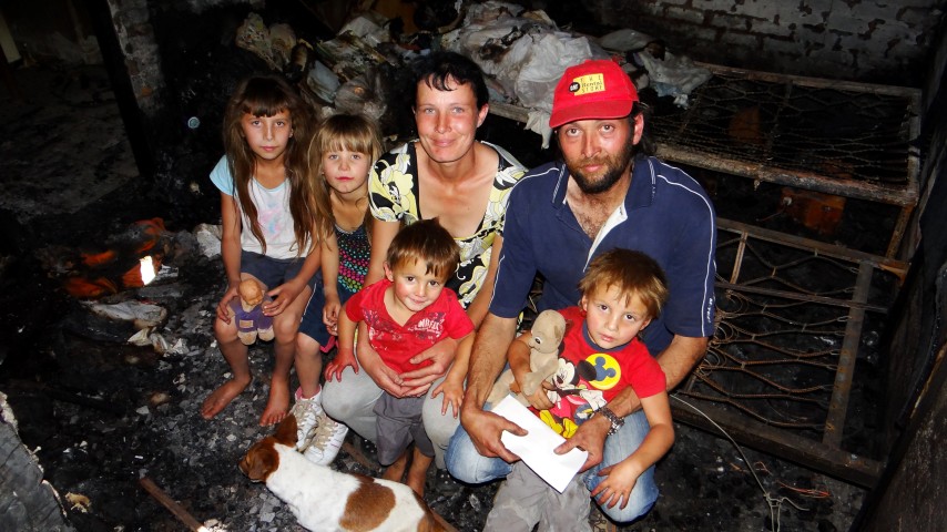 Die Pretorius-gesin van Mooilande buite Vereeniging by dit wat oorgebly het in die dogters se kamer nadat ‘n brand hul woning en besittings verwoes het. Maarline, heel links, het haar ouers wakker gemaak toe die brand begin het. Langs haar is kleinsus Nadine, ma Anneline, pa Maartin met Maartin jr. en Hannes (voor). Twee barmhartige Samaritane het intussen ingetree om die gesin te help. Foto: Jannie du Plessis