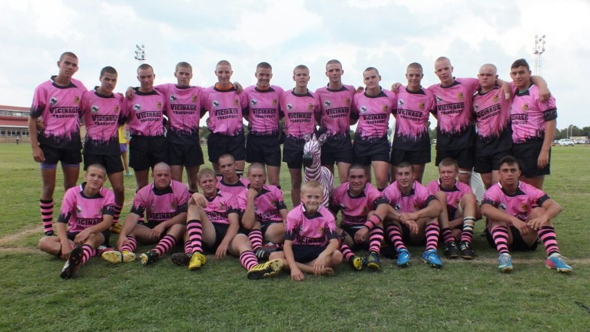 Cansa Vaaldriehoek bedank graag die Hoërskool Driehoek se skoolhoof, mnr Hein Knoetze, die eerste rugbyspan en die leerlingraad vir hul onlangse inisiatiewe om Cansa te ondersteun. Uit meelewing met Cansa se borskankermaand het die eerste rugbyspan in pienk truie gespeel, en die leerlingraad het 'n Shavathon gehou om geld vir die organisasie in te samel. 'n Tjek ten bedrae van R16 000 wat vir Cansa ingesamel is, is onlangs aan me. Lelani Potgieter, Cansa se gemeenskapsmobiliseerder in die Vaaldriehoek, oorhandig.