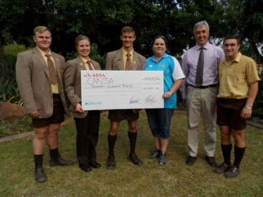 'n Tjek ten bedrae van R16 000 is onlangs deur die Hoërskool Driehoek se hoof, mnr. Hein Knoetze, en sy leerlinge aan me. Lelanie Potgieter van Cansa oorhandig. Van links is: Broge Re (Hoërskool Driehoek se rugbykaptein, eerstespan), Retha van Wyk (hoofmeisie), Hugo Terblanche (hoofseun en onderkaptein), Lelani Potgieter (Cansa se gemeenskapsmobiliseerder in die Vaaldriehoek), mnr. Hein Knoetze (skoolhoof) en Heino Keiser (eerstespanprojekleier en VLR).