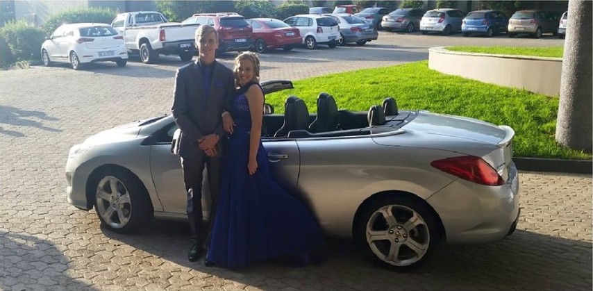 Andrea en Marco by die Peugeot Cabriole waarmee hulle na hul matriekafskeid vervoer is.