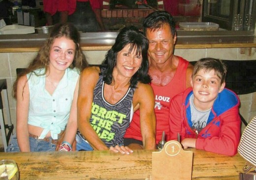 Die Klein-gesin: Van links is Carla, ma Ronél, pa Peter en Walten.