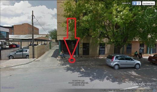 Die oop mangat digby Sedibeng se Skoolraadkantore en die Belastingkantore in Joubertstraat, Vereeniging. Foto: Peet Schabort