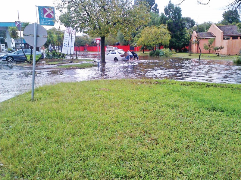El Nino het die afgelope jaar groot amok in die Vaaldriehoek gemaak. Hoewel dit die laaste paar maande van die jaar besonder droog was, het groot vloede die Vaal vroeër die jaar getref. In April het dele van die gebied verspoel weens wolkbreuke en swaar haelneerslae. Dié foto is in April na ‘n wolkbreuk in SW1, Vanderbijlpark geneem.
