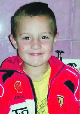 Klein Arno van Greunen (7) van Meyerton sterf in Januarie 2015 aan sy brandwonde nadat 'n botteltjie aanstekerjel tydens 'n fondue-ete in sy hand ontplof.