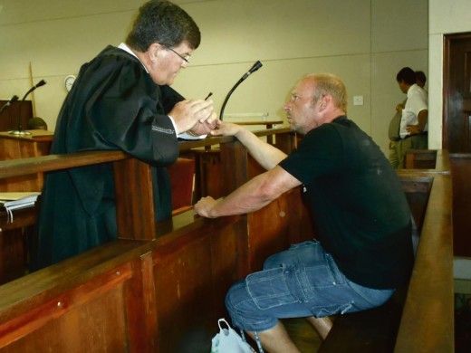 Die verdagte in die Du Preez-gesinsmoord, Fanie du Preez, in gesprek met sy prokureur, mnr. Francois Joubert. Foto: Jannie du Plessis