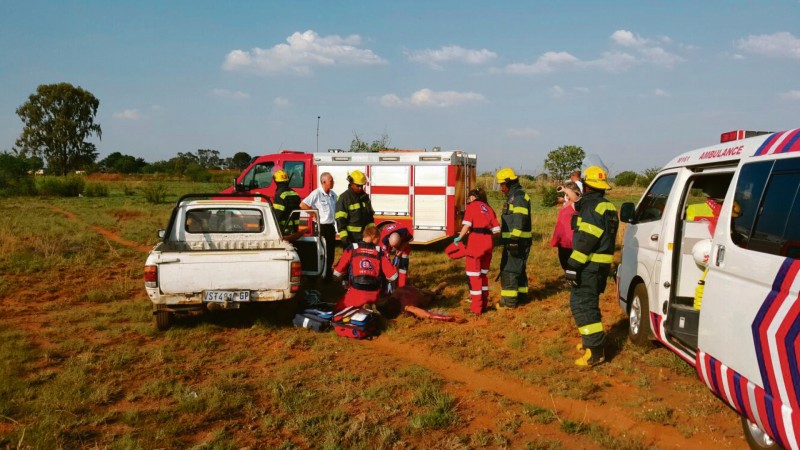 Mnr. Samual Maduna (59) is in Oktober ernstig beseer toe twee groot honde per ongeluk uit hul eienaar se erf ontsnap en hom in Louis Trichardtstraat aan die been beetgekry het. Die teefhond was op hitte, wat moontlik die honde se aggressie verhoog het. 'n Verbyganger het opgemerk dat mnr. Maduna aangeval word en kon daarin slaag om die honde te verwilder en die nooddienste te ontbied. Mnr. Maduna moes twee weke in die hospitaal deurbring. Hy beplan om die honde se eienaar vir kompensasie na sy pyn en lyding te dagvaar. Op die foto is nooddienspersoneel besig om mnr. Maduna te behandel voordat hy hospitaal toe vervoer is.