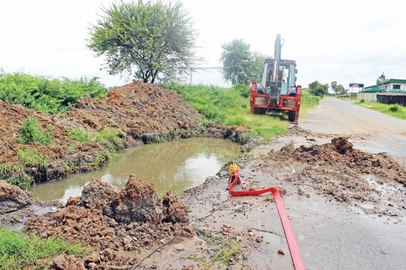 Werknemers van Emfuleni Plaaslike Munisipaliteit pomp die rioolwater uit om sodoende die probleem te herstel. Dit is hoe dit gelyk het waar die rioolpyp gebars het. Foto’s: Moleboheng Chaha