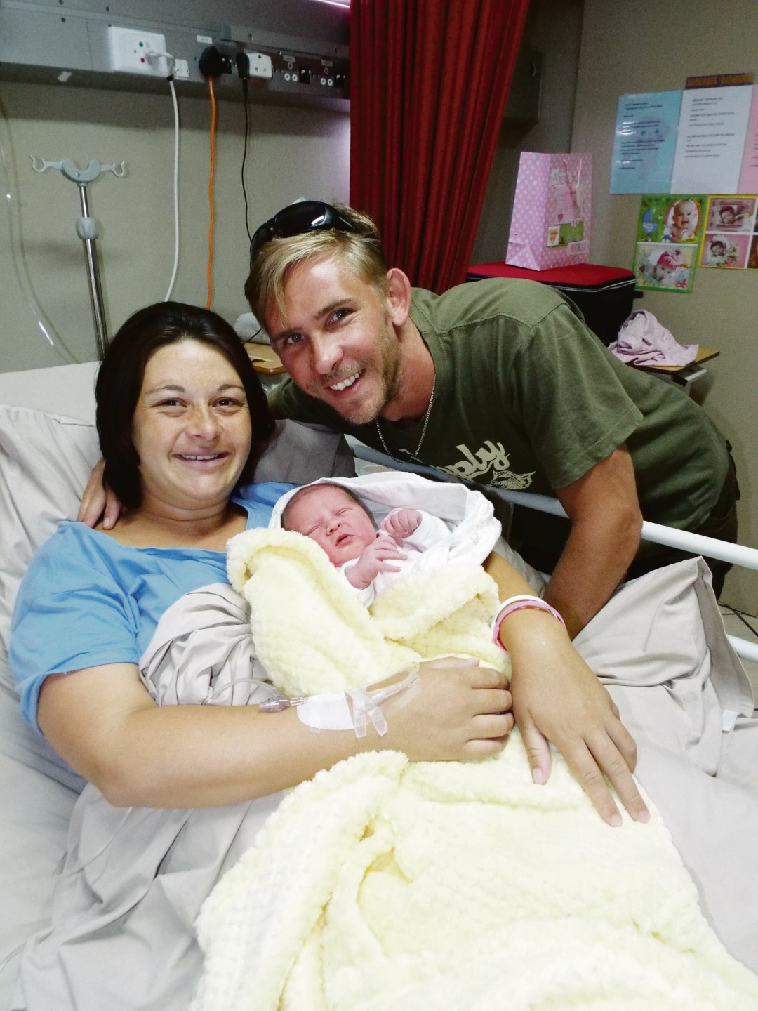 Bennie en Wilmarie Gordon is op Nuwejaarsdag deur hul dogtertjie, Leilah, verras toe sy die aand 23:30 deur middel van ‘n noodkeisersnee by die Cormed private kliniek in Vanderbijlpark in die lewe gebring is. Sy is die egpaar se derde kind. Die Gordon-gesin is van Sasolburg. Foto: Retha Fitchat