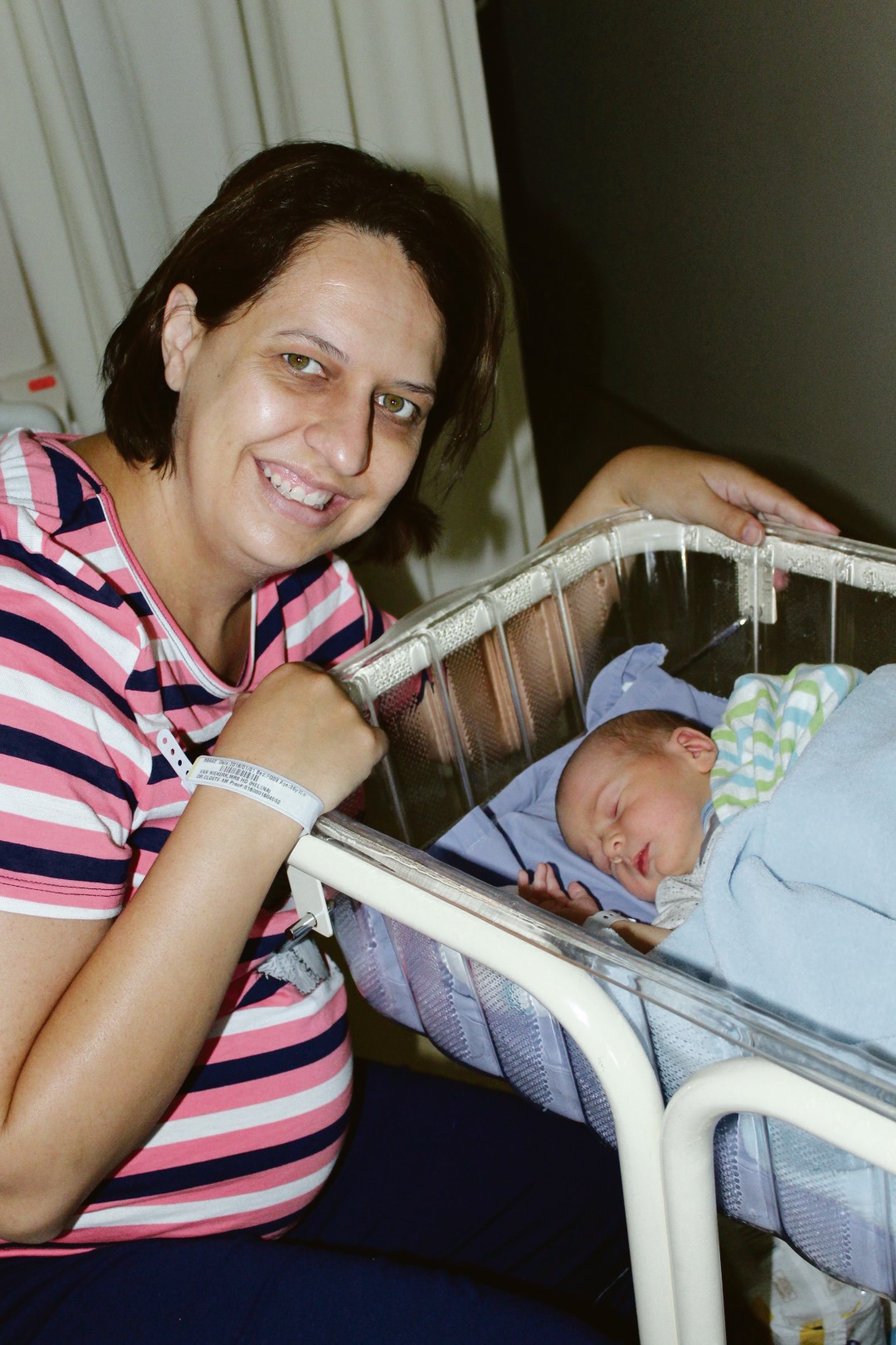 Klein Rohan van Niekerk slaap heerlik, onbewus daarvan dat hy op sy eerste lewensdag vir ‘n koerantfoto moet poseer! Rohan is om 12:16 op Nuwejaarsdag in Mediclinic Vereeniging gebore. Hy is die tweede seun van Hansie en Heleen van Niekerk van Sasolburg. Foto: Retha Fitchat