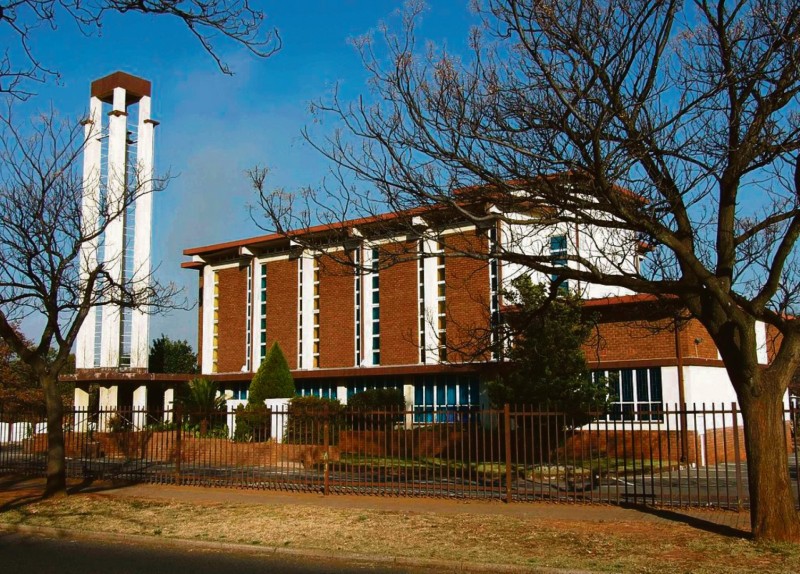 Die bekende “Dopperkerk” op die hoek van Frikkie Meyerboulevard en Verdistraat, Vanderbijlpark, is in Maart verlede jaar gesloop om plek te maak vir ‘n groot restaurant en moderne sakekompleks. Die gebou was vir bykans 50 jaar ‘ bekende baken in die dorp. Na wat verneem word is die oorspronklike bouer intussen oorlede en bouwerk aan die nuwe sentrum kon vir etlike maande nie vorder nie. Dit is egter nou weer volstoom aan die gang.