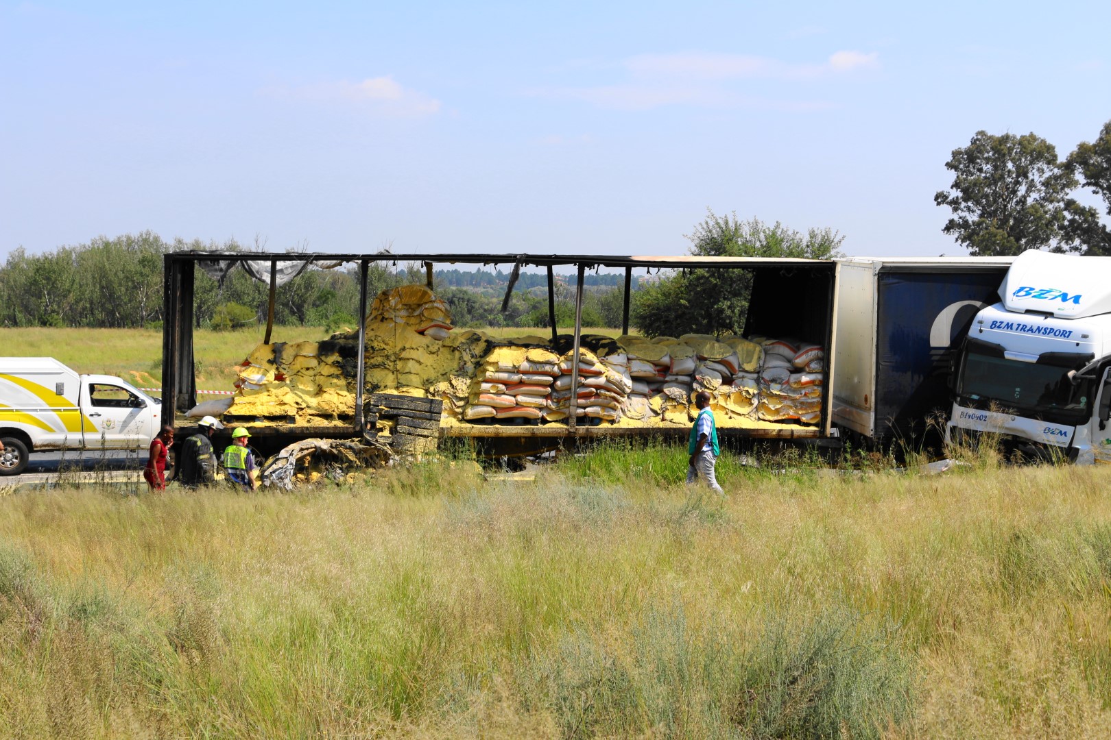 Die lyk was erg vermink na die brand en kon nie op die toneel geïdentifiseer word nie. Met die intense hitte het die vrag van die trok, wat uit geelmieliemeel bestaan, by die voertuig ingestroom wat vir noodpersoneel die taak bemoeilik het om die gebrande oorskot te verwyder. Foto: Jannie du Plessis