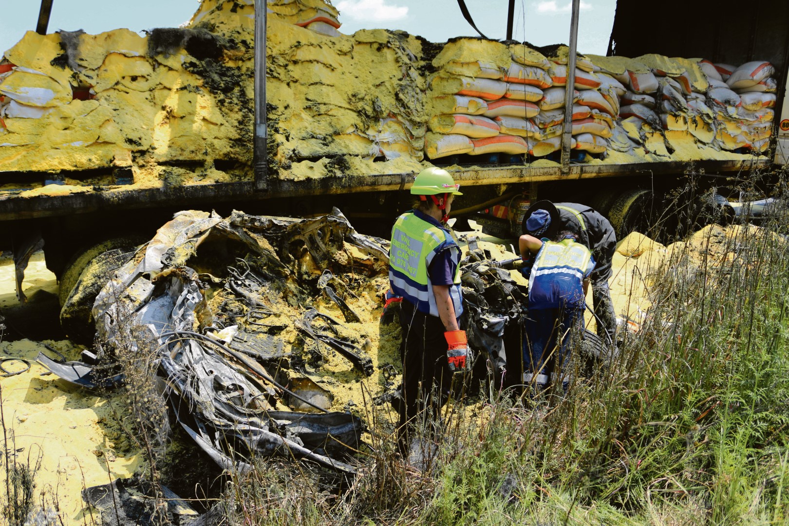 Die lyk was erg vermink na die brand en kon nie op die toneel geïdentifiseer word nie. Met die intense hitte het die vrag van die trok, wat uit geelmieliemeel bestaan, by die voertuig ingestroom wat vir noodpersoneel die taak bemoeilik het om die gebrande oorskot te verwyder. Foto: Jannie du Plessis
