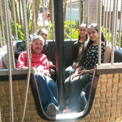 Venkatasubramaniam en sy vrou Srividhya wat in die ongeluk gesterf het saam met hul twee dogters Anjana Regs voor en Shruthya. (Foto: Facebook).