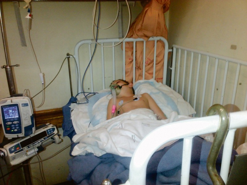 Morné Strassburg (9) kry dialise  in die hospitaal.
