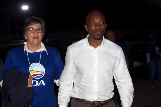 Mmusi Maimane leier van die Demokratiese Alliansie het Dinsdagaand 7 Junie by die Tharina Sentrum in Vaalpark skouers geskuur met die publiek. - Lees die volgende uitgawe van Vaalweekblad vir meer foto's en volledige berig