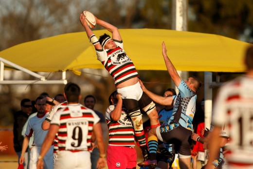 Koos Bosman van Vereeniging-rugbyklub bemeester 'n afskop met albei hande. Foto: Ettienne van Rensburg