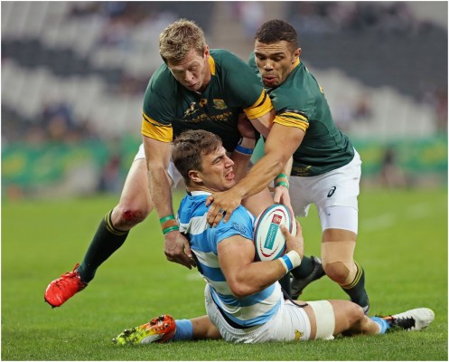 Ruan Combrinck en Bryan Habana loop 'n speler van Argentinië trompop. Foto: Johan Orton 
