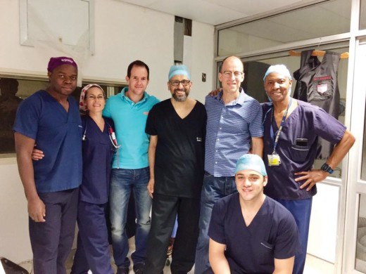 Die span dokters wat Ryno se lewe gered het.