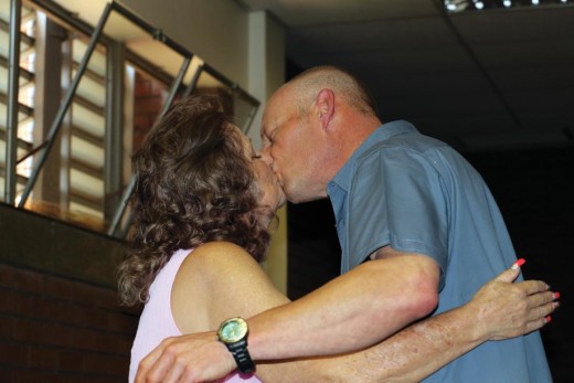 Fanie du Preez soengroet sy ma, mev. Joan van Wyngaardt in die hof.