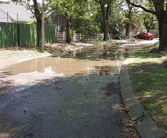 Water loop die straat vol...