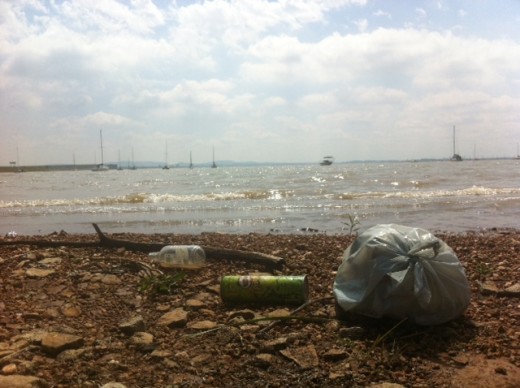 Só laat besoekers aan die Vaaldam hul lelike spore agter