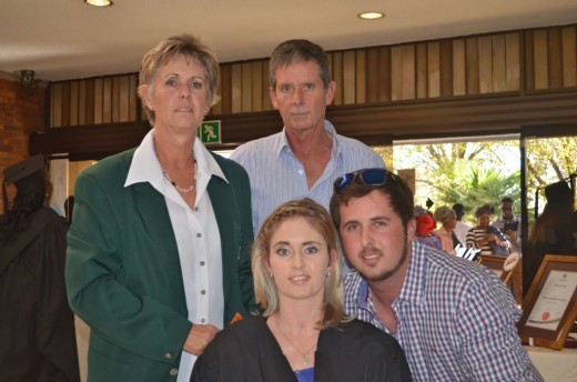 Chanell saam met haar gesin: Ma Yvonne, Pa Peter en broer Shaun.