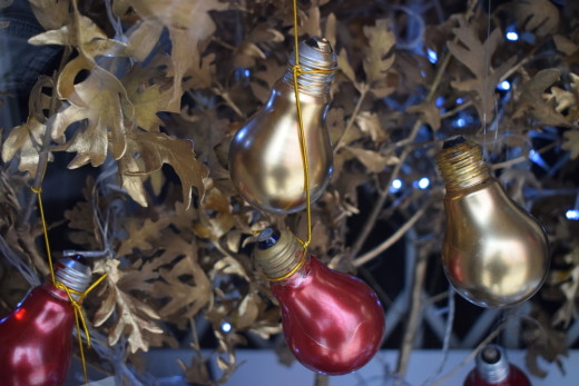 #4 Lightbulb Decorations - Lightbulbs don’t need to glow to brighten up your home this festive season. In fact, old globes can come in handy when decorating Christmas trees. Brighten them up with spray paint and then all you need is some string to get these goodies hanging just right. If you’d like to add a personal touch, get your children to add finger print designs.
