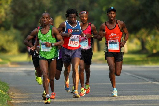 Teboho Lejaha (heel links) van Nedbank-atletiekklub het Saterdagoggend die  Sasol Marathon oor 42.2km in 'n skaflike tyd van 2:27:35  gewen. Foto: Ettienne van Rensburg 
