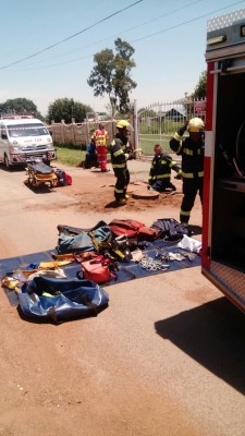 Brandweermanne van Midvaal Brandweer kon die munisipale werker betyds red.