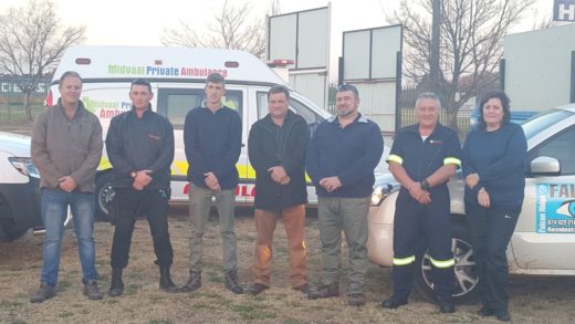 Van links: Coenie Bezuidenhout(– Tegniese Betuurder - Ssg), Pieter Venter (Reaksie Lid – Ssg), Ruan Hambley (Falcra), Manie Ludick (Verkoops Bestuurder – Ssg), Thinus Olvier (Falcra), Paul Murphy (Midvaal Private Ambulance Services) en Sonia Steyn (Falcra).
