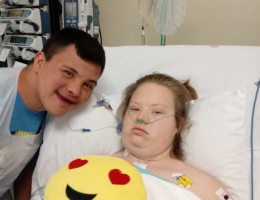 Links: Milanka se kêrel, Simeon Steyn van Meyerton, kuier by haar in die hospitaal. Foto: Verskaf