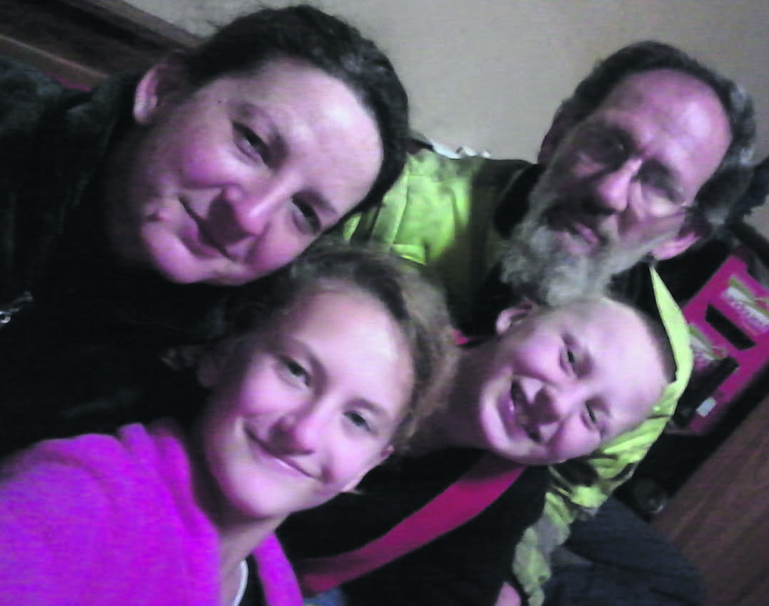 Elsabé en Theo Salzmann, hier saam met hul kinders Thelma en TJ.