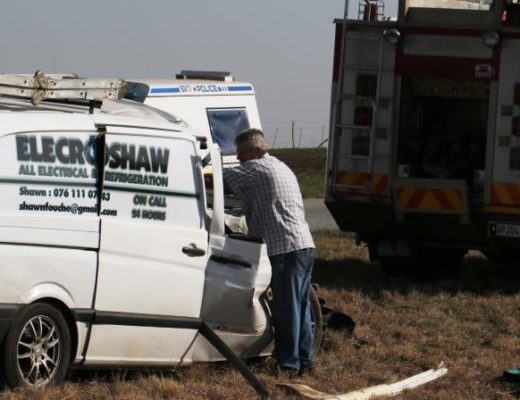 Die hartseer Piet Fouché lê sy hand op sy oorlede seun, Shawn Fouché (40),nadat Shawn tragies vroegoggend in 'n ongeluk gesterf het. FOTO: Jannie du Plessis (Vaalweekblad)