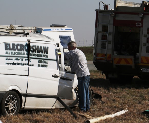 Die hartseer Piet Fouché lê sy hand op sy oorlede seun, Shawn Fouché (40),nadat Shawn tragies vroegoggend in 'n ongeluk gesterf het. FOTO: Jannie du Plessis (Vaalweekblad)