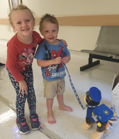 Klein Liam Snow (3) staan gereed om huis toe te gaan nadat hy Sondag uit die Garden Ciity-hospitaal ontslaan is. Dit was die eerste keer in twee weke dat hy en sy sussie, Kaitlyn, mekaar weer gesien het sedert die voorval toe hy byna in sy ouers se swembad verdrink het.