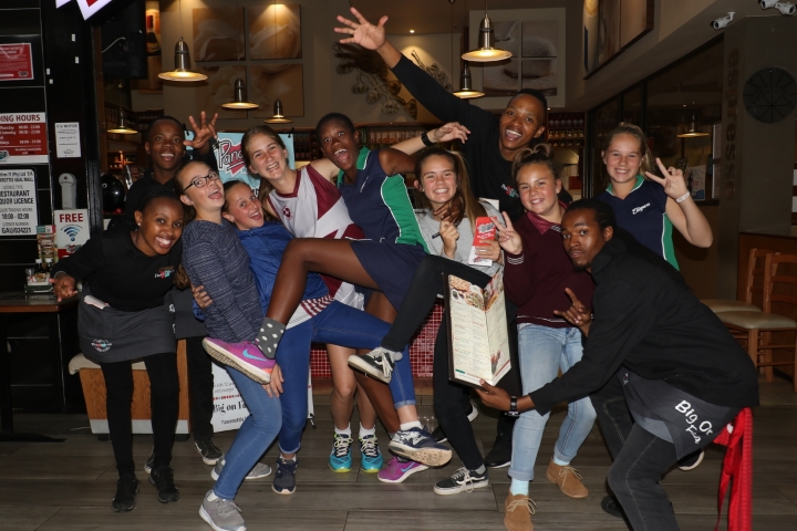 Luane Smith en Dudu Malindi in die middel van die foto saam met spanmaats en kelners van Panarottis hier in die Vaal Mall om ‘n ekstra geldjie te verdien om aan die SA netbaltoernooi deel te neem. Foto: Jannie du Plessis