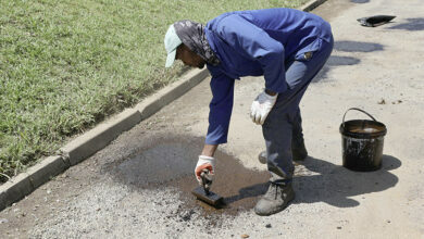 'n Werker van Proudly Three Rivers besig om 'n slaggat te herstel. Foto: Christiaan Cloete