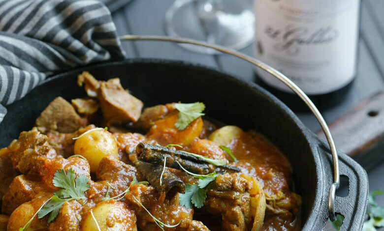 2 APRIL SATURDAY ENTERTAIN - Cape-style lamb curry potjie with Spier 21 Gables Pinotage