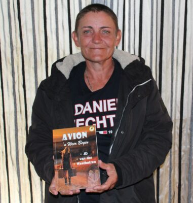 JD met haar eerste gepubliseerde boek, Avion - 'n Weer begin. Foto: Gerda Bruinette