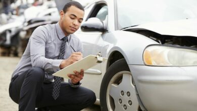 loss-adjuster-inspecting-car-involved-in-accident-2021-08-26-16-12-50-ut...