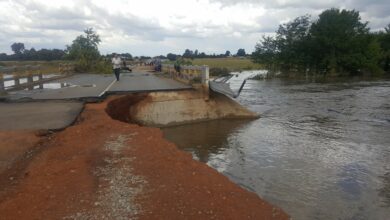 Die skade aan die pad en brug by Rietspruit. Foto: Dricky Gouws
